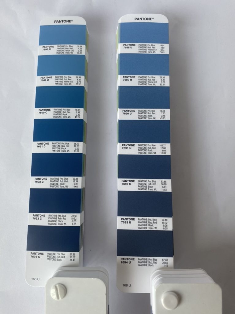 Pantone C và U